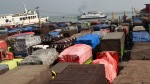 Ratusan truk yang akan menyebrang ke Sumatera memadati seluruh areal Dermaga di Pelabuhan Merak, Banten.